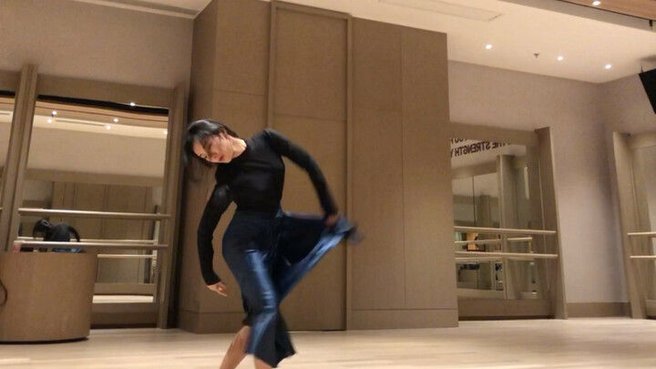 Just dance quietly, the limbs have life, they are my essence.