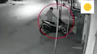 Say rượu 'GỤC MẶT' bên lề đường, người đàn ông 'MẤT SẠCH' sau 2 lần người lạ 'GHÉ THĂM' #lifestyle