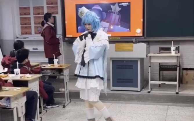 About a low-level cosplayer dancing to a white song at the final party