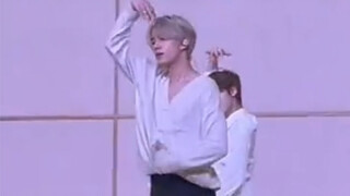 Lee Hee-sung / Such a grand frame, such graceful movements—just a tiny little mouse—Bite Me's solo c