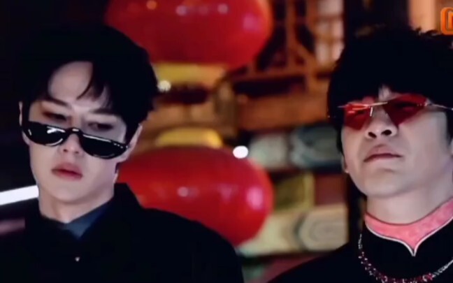 【وانغ ييبو】 اتضح أن هناك سببًا وراء عدم حبه لارتداء النظارات الشمسية: فما إن يرتديها حتى يبدو وكأنه 