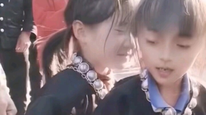 Two little kids promoting a song are so cute