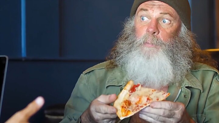 متسول يستخدم قطعة بيتزا ليعلم ثريًّا كيف يكون إنسانًا! شرح أفلام ومونتاج أفلام