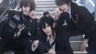 หนุ่มหล่อสามคนเต้นรำและหลอกภรรยาอย่างสุ่ม