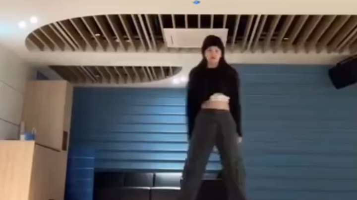 Trưởng nhóm ITZY nhảy theo bài hát "Hey Mama" với nguồn năng lượng vừa đủ