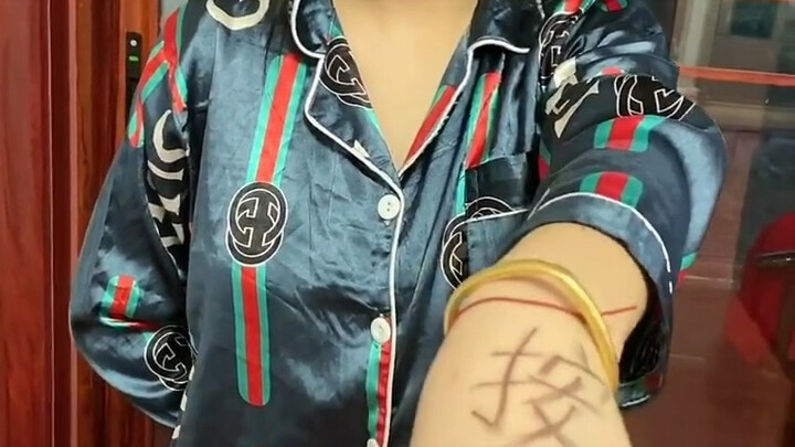 Can’t tell the big and little jokers apart—let big bro do the dishes!