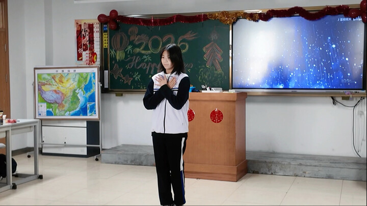 Setelah jadi siswi SMA, aku menari “Dunia Tempat Kita Bertemu Lagi”! Semoga di tahun baru ini aku te