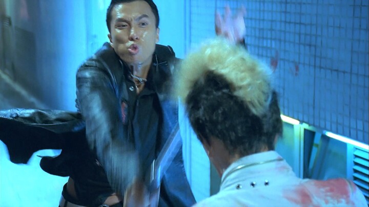 في الماضي، كسر جيت لي أربع عصي سوط دفعة واحدة! لكن بالنظر اليوم، يبدو أن ضرباته كانت خفيفة.