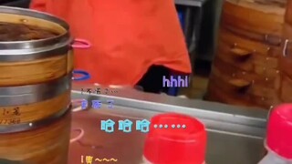 哈哈哈哈，你这颠碗的方式又不迷糊啊，颠这两下太专业了！