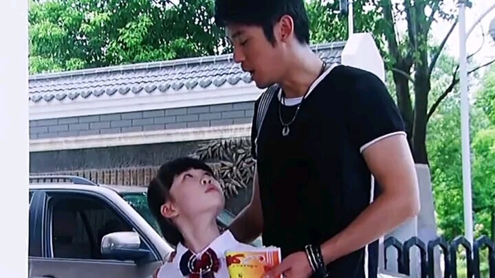 Dad Who Never Attended His Daughter’s Parent Teacher Meeting Unexpectedly Shows Up at School With So