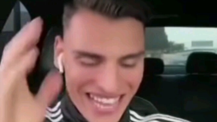 Foreign guy bursts out laughing when he sees someone buying the “Young Sanpei” figure