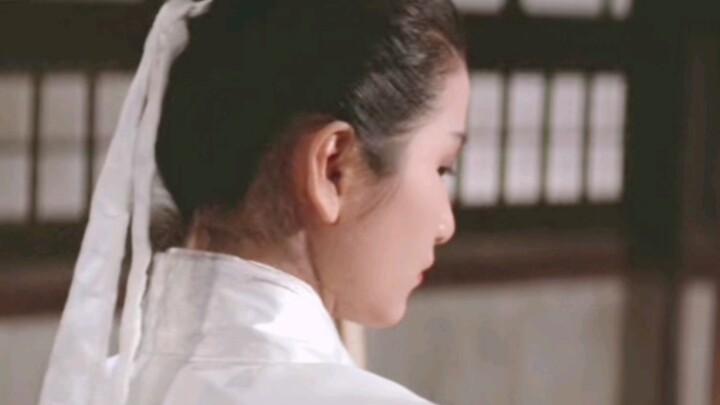 “Dulu waktu kecil terlalu percaya diri, merasa sudah cukup cantik, jadi enggak pernah bercermin”