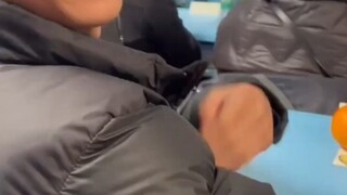 初中家长会惊现最年轻家长，毕业两年后以“家长”身份回母校，男子：参加弟弟的家长会 #家长会