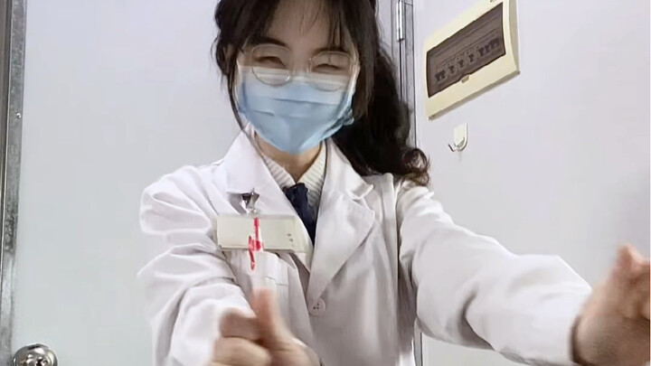 Hôm nay tan làm sớm, mời các anh chị khóa trên từ các trường đại học nhảy một điệu cho em xem!