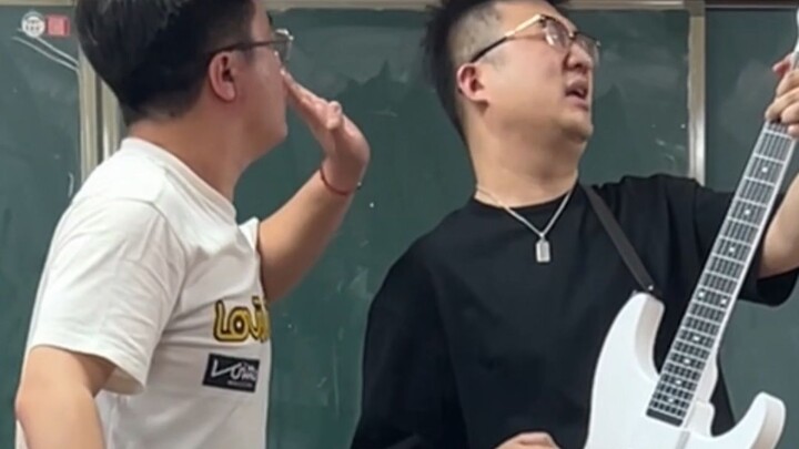 When it comes to improvisation, Director Zhang really knows his stuff #Promise# Airband Guitar #aero