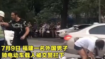 طالب دولي يُضبط وهو يقود سيارة كهربائية محمّلة بالركاب، ويهاجم ضابط المرور جسديًا ولفظيًا.