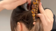 “Para perempuan yang belum bisa menggunakan jepit rambut, silakan simak”