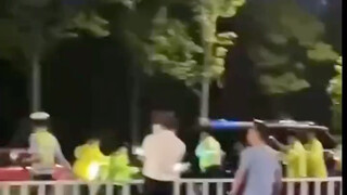 On the evening of July 7, in Dongtai, Jiangsu, traffic police encountered a black SUV attempting to 