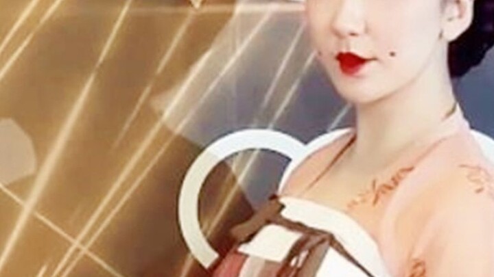 Akhirnya!!! Akhirnya seorang selebritas wanita berjalan di karpet merah dengan riasan Hanfu! Sungguh