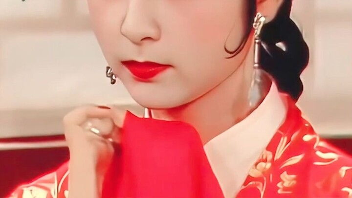 Ngakak banget! Pas lihat momen dia nunjukin tatapan mendelik sambil menunduk dulu, tiba-tiba jadi ng