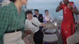 Đang được thảo luận sôi nổi trên Internet! Cô gái dễ thương ngọt ngào mà anh trai cường giáp gặp trê