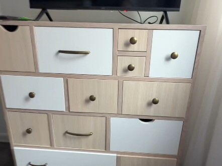 Lemari TV yang cerdik dan nakal