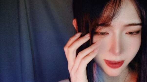 "Con gấu cọ vào cây"