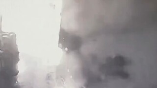 2025年2月15日在土耳其安塔利亚发生的一起事件。一名男子试图用汽油点燃一辆拖拉机，但最终却导致自己和摩托车都着火。