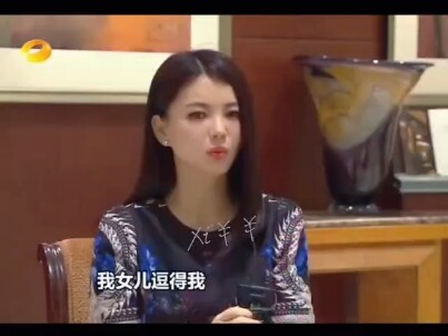Li Xiang praises Wang Shiling for being good at expressing love—so impressive! Li Xiang looks so bea
