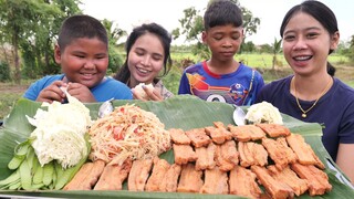 กินหมูสามชั่นทอดน้ำปลาชุปเเป้งทอดกับข้าวเหนียวส้มตำ อร่อยมาก