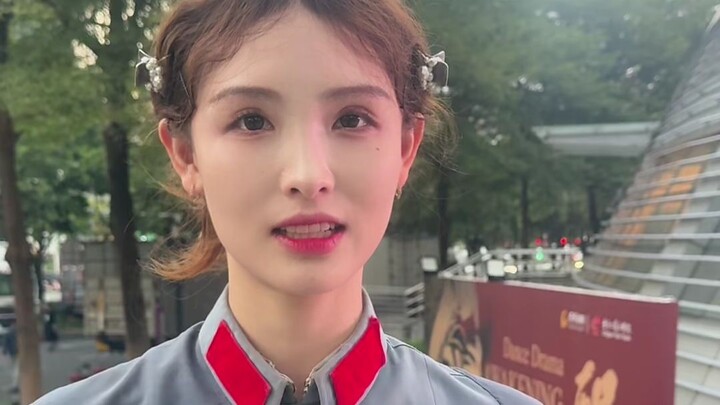 A short interview with Qiu Yunting and Xiao Haidai after their Dongguan performance—time for roast g