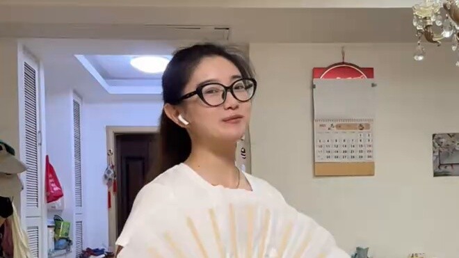 Shang Chunshan of the SING girl group sang and danced with the microphone on｜Playing with fans is a 