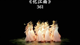 The classical round fan dance is so beautiful!
