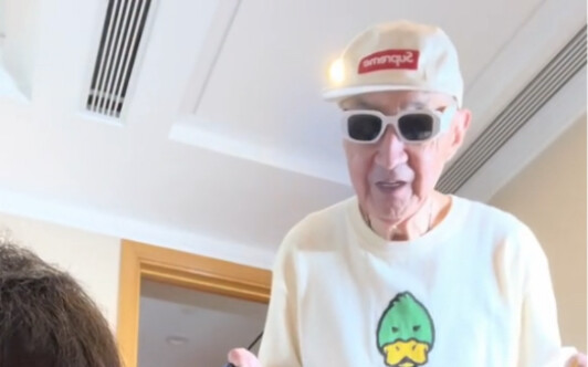 Mengucapkan permohonan untuk kakek berusia 86 tahun