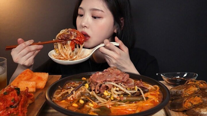 【Boki Chinese Subs】Moon Bok-hee: Spicy Beef Soup, Hand-Cut Noodles, Buckwheat Pancakes, Rice, Kimchi