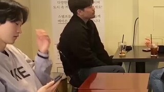 เมื่อเด็กชายสองคนทะเลาะกันและไม่สนใจกัน ให้ใช้ Siri เพื่อพูดคุยกัน!