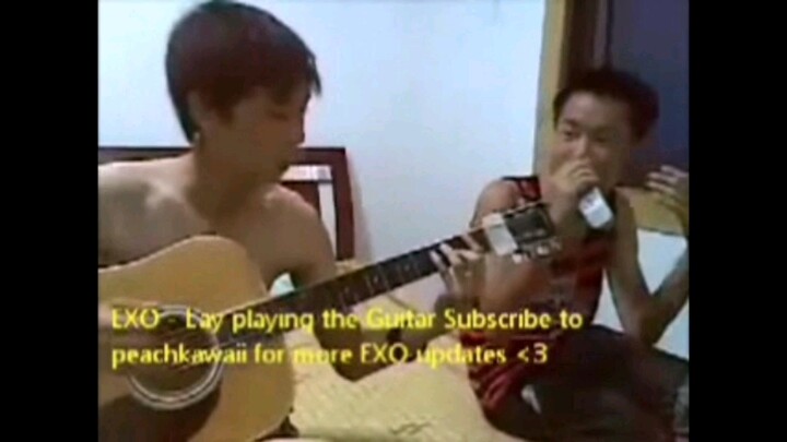 زانغ يي شينغ في مرحلة المدرسة الإعدادية يعزف على الغيتار ويغني مع زملائه