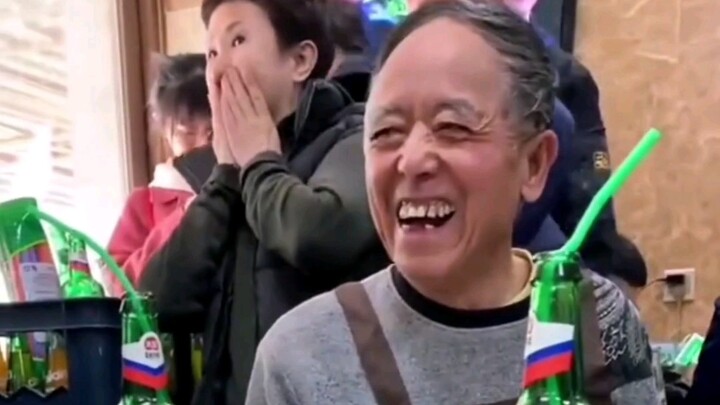 Pak tua penjual chunbing bilang dia jarang tersenyum karena nggak punya gigi. Dinas Pariwisata Harbi