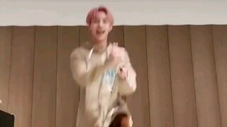 تحدي تايلر ليو للجلوس بشكل مريح