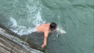 Nelayan itu kejam sekali. Beraninya dia menangkap ikan seperti itu?