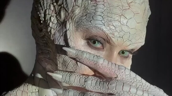 Kim Kardashian hóa trang thành cá sấu trắng trong Halloween 2024