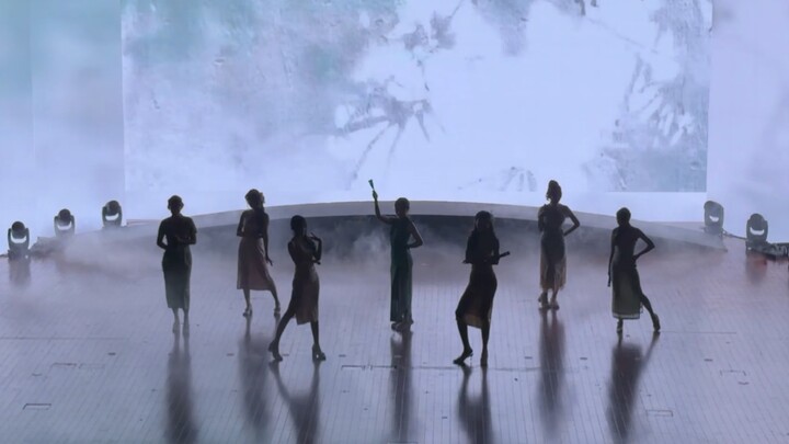 ราตรีใหม่แห่งมหาวิทยาลัยเจ้อเจียง | เสน่ห์ของชุดกี่เพ้าสไตล์จีนถูกถ่ายทอดออกมาอย่างหมดจดในบทเพลง “หย