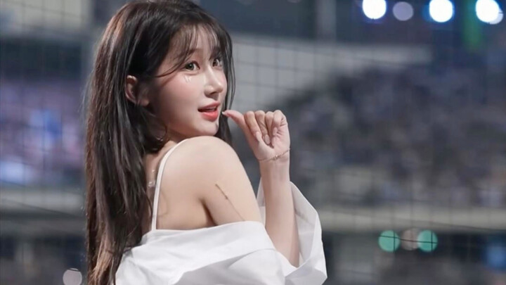 Áo sơ mi trắng tạo nên bầu không khí cực phẩm! Lee Ju-eun với điệu nhảy sau cú strikeout, góc nghiên