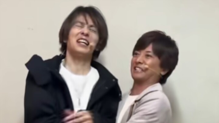 The two jokers embraced passionately because of their 20th anniversary reunion.GB