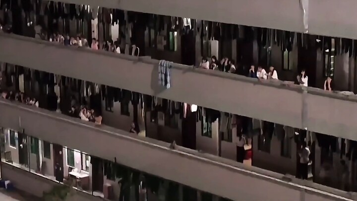 เด็กนักเรียนร้องเพลง Midnight Horror โปรดอย่าคลิกหากคุณขี้อาย