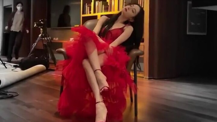 [Behind the scenes of Dilireba wearing a red dress] When I was 120 years old, I was interviewed by a