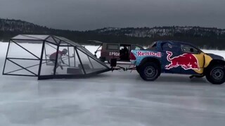 以最快103km/h的速度滑冰，体验飞一般的感觉