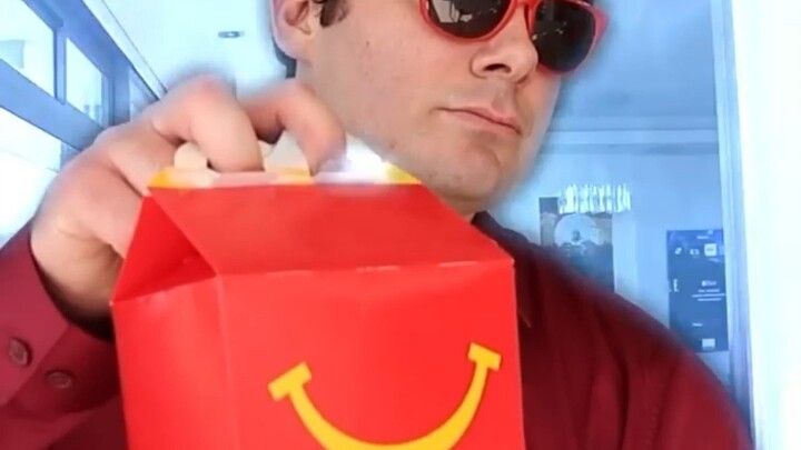 Đứa trẻ ấy đã mang McDonald’s đến trường làm bữa trưa