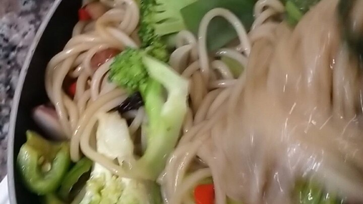 white pancit with broccoli 😋🥦