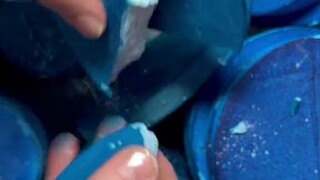 捏碎健身用的镁粉块～你看完觉得舒适还是抓狂呢？